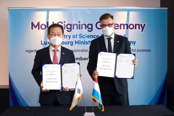 이종호 과학기술정보통신부 장관과 프란츠 파이요 룩셈부르크 경제부 장관이 28일 오후 서울 서초구 JW메리어트호텔에서 우주 협력에 관한 양해각서를 체결하고 있다.(사진=과학기술정보통신부)