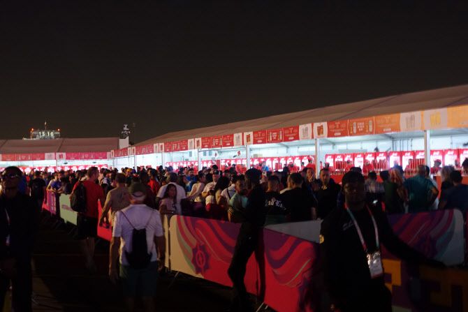 카타르월드컵 팬페스트에서 맥주를 사기 위해 길게 줄을 늘어선 축구팬들. 사진=이석무 기자