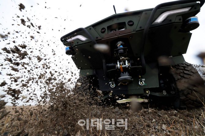 29일 경기 평택시 캠프 험프리스에서 열린 한화에어로스페이스의 다목적무인차량 ‘아리온스멧(Arion-SMET)’ 성능 시연 행사에서 차량이 제자리 선회(피벗)를 하고 있다. [사진공동취재단]