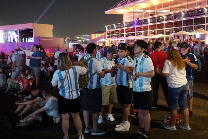 팬페스트에서 맥주를 마시면서 축구를 즐기는 아르헨티나 팬들. 사진=이석무 기자