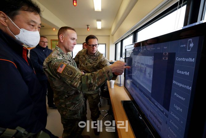 29일 경기 평택시 캠프 험프리스에서 열린 한화에어로스페이스의 다목적무인차량 ‘아리온스멧(Arion-SMET)’ 성능 시연 행사에서 미8군 작전부사령관인 마크 A 홀러(가운데) 준장 등 관계자들이 차량의 원거리 감시장치가 전송한 화상을 살펴보고 있다. [사진공동취재단]
