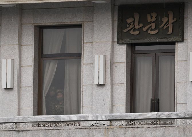 29일 오후 경기도 파주시 판문점 북측 지역 판문각에서 북한 병사들이 판문점을 방문한 권영세 통일부 장관과 취재진을 살펴보고 있다. (사진=공동취재단)