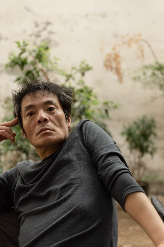 20년만에 신작 시집으로 돌아온 원태연 시인은 “1992년 첫 시집을 낸 이후 30년의 긴 세월 동안 여전히 내 시를 기다려준 독자들에게 고맙다. 실망시키지 않겠다는 마음으로 썼다”고 말했다(사진=은행나무출판사 제공).