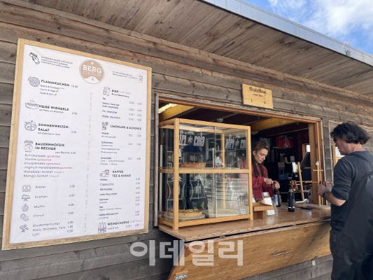 독일 프라이부르크에 위치한 한 작은 카페는 다회용컵 보증금(Pfand)을 받고 음료를 판매하고 있다. 병 음료에도 용기에 보증금이 붙어 있어 매장에 반납하면 보증금을 되돌려 받을 수 있다. [사진=김경은 이데일리 기자]