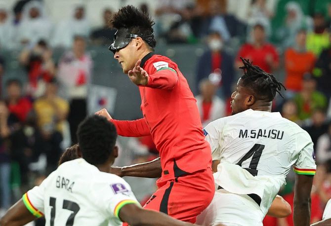 28일 오후(현지시간) 카타르 알라이얀의 에듀케이션 시티 스타디움에서 열린 2022 카타르 월드컵 조별리그 H조 2차전 대한민국과 가나의 경기. 대한민국 대표팀 손흥민이 헤더슛을 하자 마스크가 틀어지고 있다.(사진=연합뉴스)