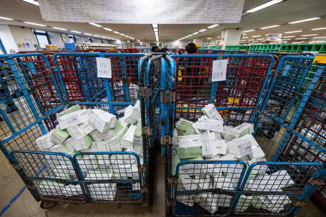 지난 11월 23일 서울 강남구 강남우체국에서 직원들이 국세청에서 발송한 2022년 주택분 종합부동산세 고지서를 분류하고 있다. (사진=연합뉴스)