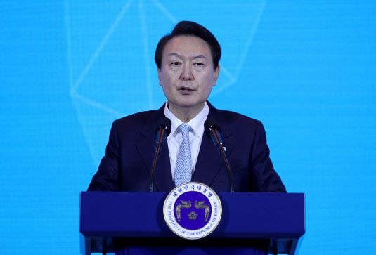 윤석열 대통령이 29일 오후 서울 광진구 그랜드 워커힐 서울에서 열린 민주평통 해외 자문위원과의 통일대화에 참석, 격려사를 하고 있다. (사진=연합뉴스)