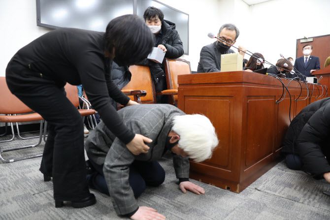 유족이 여당의 참여와 진상규명을 촉구하며 무릎을 꿇고 있다 (사진=뉴시스)