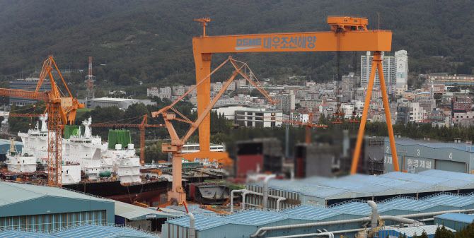 경남 거제시 아주동 대우조선해양 옥포조선소에 설치된 대형 크레인(사진=연합뉴스)