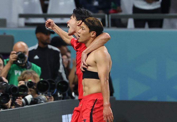 후반 추가 시간 한국 황희찬이 역전골을 넣은 뒤 조규성과 어깨동무를 한 채 기쁨을 만끽하고 있다.(사진=연합뉴스)