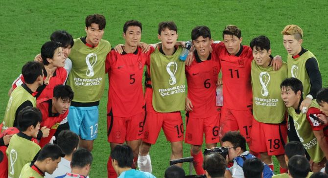 3일 오전(한국시간) 카타르 알라이얀의 에듀케이션 시티 스타디움에서 열린 2022 카타르 월드컵 조별리그 H조 3차전 대한민국과 포르투갈 경기. 2-1 승리 후 손흥민 등 선수들이 우루과이와 가나 경기 결과를 기다리고 있다.(사진=연합뉴스)