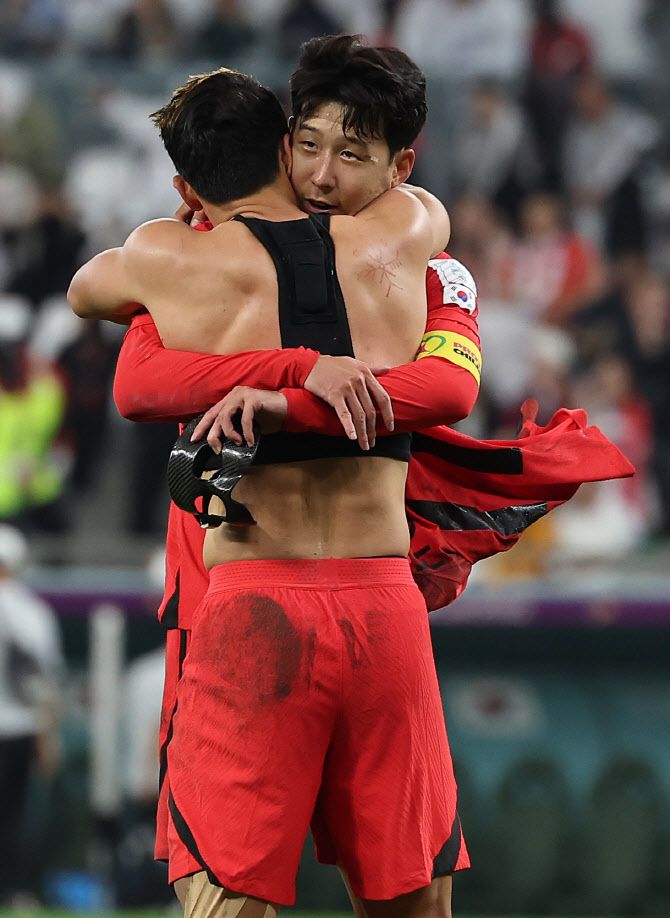 뜨거운 포옹 나누는 손흥민-황희찬(사진=연합뉴스)