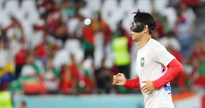 3일 오전(한국시간) 카타르 알라이얀의 에듀케이션 시티 스타디움에서 열리는 2022 카타르 월드컵 조별리그 H조 3차전 대한민국과 포르투갈 경기에 앞서 손흥민이 몸을 풀고 있다. (사진=연합뉴스)