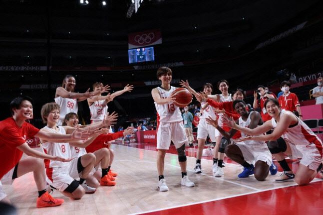 이번 경기에서 올림픽 여자농구 역사상 최다인 18어시스트를 기록한 마치다 루이(가운데). 162cm의 작은 신장에도 대기록을 세웠다(사진=AFP)