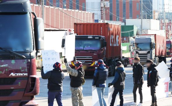 화물연대 파업 12일째인 5일 오후 경기도 의왕시 내륙컨테이너기지(ICD)에서 화물연대 조합원들이 선전전을 하고 있다. (사진=연합뉴스)