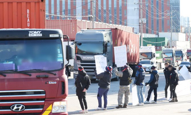 화물연대 파업 12일째인 5일 오후 경기도 의왕시 내륙컨테이너기지(ICD)에서 화물연대 조합원들이 선전전을 하고 있다. (사진=연합뉴스)