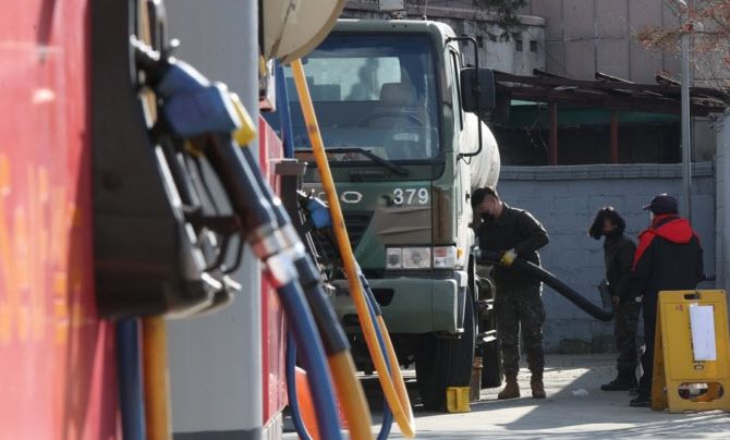 화물연대의 총파업이 13일째로 접어든 6일 서울 한 주유소에서 군 관계자들이 저장고에 기름을 넣고 있다.(사진=연합뉴스)
