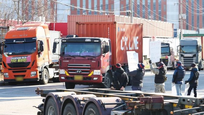 화물연대 파업 12일째인 지난 5일 오후 경기도 의왕시 내륙컨테이너기지(ICD)에서 화물연대 조합원들이 선전전을 하고 있다.(사진=연합뉴스)