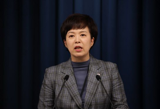 김은혜 대통령실 홍보수석이 6일 오후 서울 용산 대통령실 청사 브리핑룸에서 ‘화물연대 집단운송거부’ 사태 등과 관련한 현안에 대해 브리핑을 하고 있다.(사진=연합뉴스)