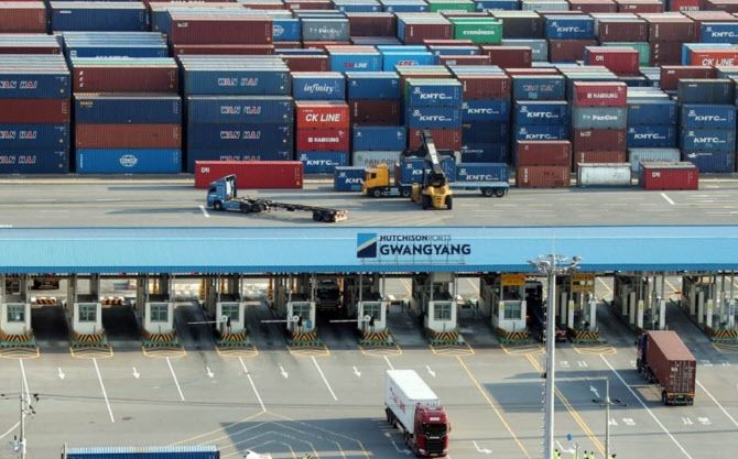 화물연대 파업 13일째인 지난 6일 전남 광양항에 화물 차량들이 오가고 있다. 입구를 가로막고 있던 화물차가 치워져 있고 차량들이 화물을 반출입하기 위해 드나들고 있다.(사진=연합뉴스)