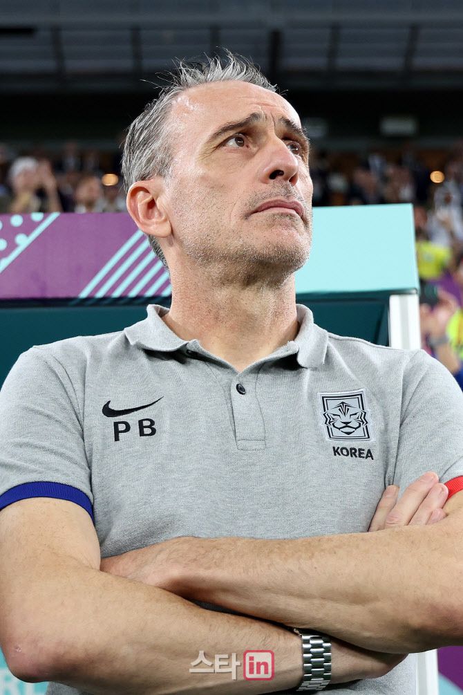 5일(현지시간) 카타르 도하 스타디움 974에서 열린 2022 카타르 월드컵 16강전 브라질과 대한민국의 경기, 파울루 벤투 감독이 경기 시작을 기다리고 있다.(사진=뉴시스)