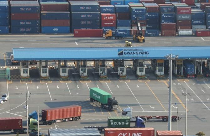 화물연대 파업 13일째인 지난 6일 전남 광양항에 화물 차량들이 오가고 있다. 입구를 가로막고 있던 화물차가 치워져 있고 차들이 화물을 반출입하기 위해 드나들고 있다.(사진=연합뉴스)
