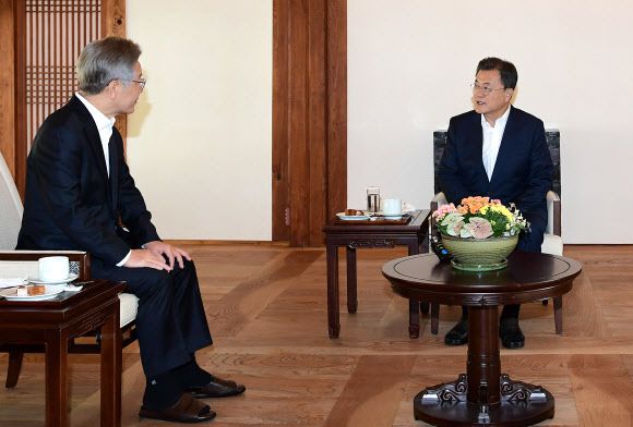 문재인 전 대통령과 이재명 당시 더불어민주당 대선후보가 상춘재에서 가진 회동에서 슬리퍼를 신고 있다 (사진=연합뉴스)