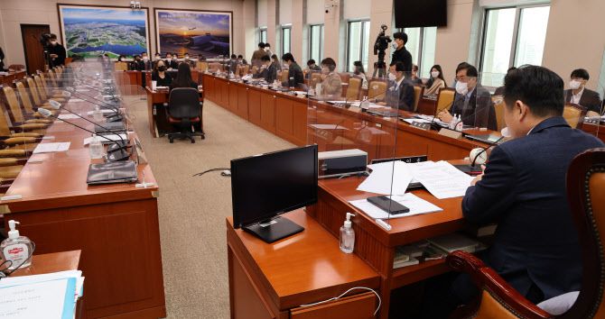 9일 오전 서울 여의도 국회에서 국민의힘 의원들이 불참한 가운데 안전운임제 3년 연장안을 심의하기 위해 열린 국토교통위원회 교통법안심사소위원회에서 최인호 소위원장이 의사봉을 두드리고 있다. (사진=연합뉴스)