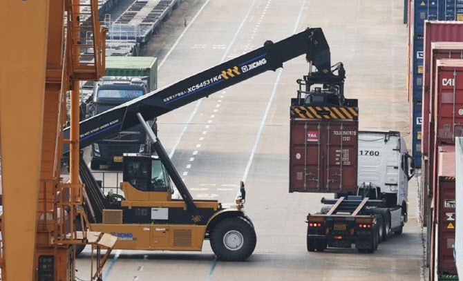 화물연대가 파업을 종료하고 현장 복귀를 결정한 9일 경기도 의왕시 내륙컨테이너기지(ICD)에서 컨테이너 하역작업이 진행되고 있다.(사진=연합뉴스)