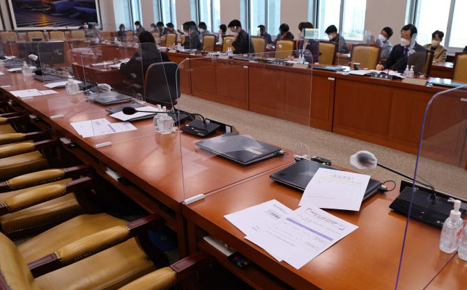 지난 2일 서울 여의도 국회에서 국민의힘 의원들과 정부측 인사들이 불참한 가운데 열린 열린 국토교통위원회 교통법안심사소위원회에서 국민의힘 의원석에 원희룡 국토교통부 장관과 어명소 국토교통부 2차관에 대한 증인출석요구 대상자 명단이 놓여 있다. 소위원회는 이날 화물차 운수사업법 개정안 심의와 관련해 원 장관과 어 2차관에 대한 증인 출석 요구 안건을 의결했다.(사진=연합뉴스)