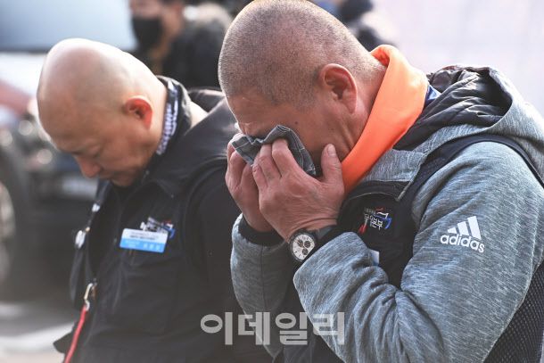 화물연대가 총파업을 철회한 9일 경기도 의왕시 화물연대 서경지역본부에서 조합원이 눈물을 훔치고 있다.(사진=뉴시스)