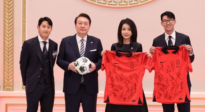 윤석열 대통령과 김건희 여사가 8일 청와대 영빈관에서 열린 축구 국가대표팀 환영 만찬에서 손흥민 선수와 이강인 선수로부터 축구공과 유니폼을 선물받은 뒤 기념촬영을 하고 있다.(사진=연합뉴스)