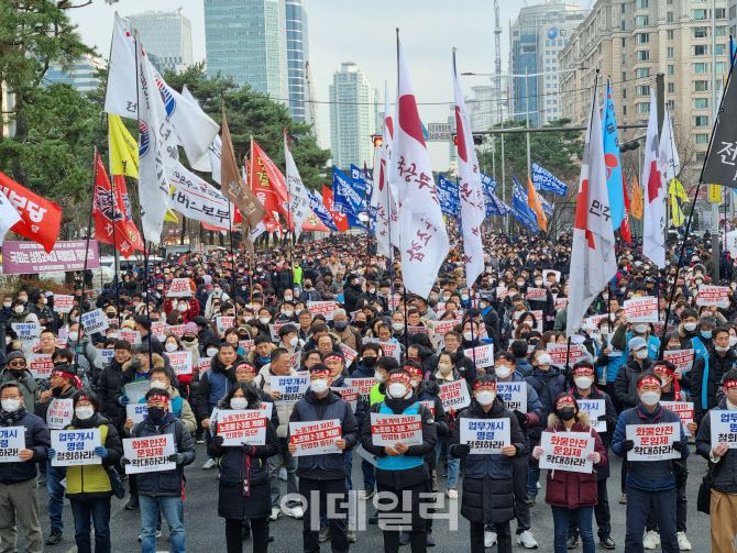 지난 3일 민주노총 공공운수노조가 서울 여의도 국회 앞에서 화물연대 총파업을 지지하는 전국노동자대회를 열고 있다.(사진=조민정 기자)