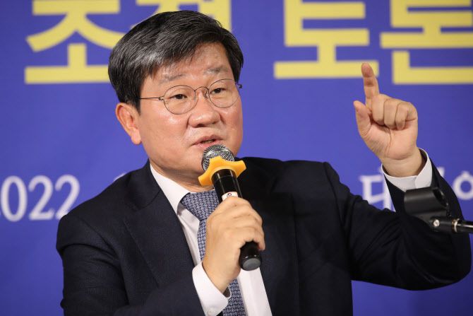 전해철 더불어민주당 의원(전 행정안전부 장관)이 지난달 30일 오후 대구 남구 이천동 대구아트파크에서 열린 대구·경북 중견언론인모임 ‘아시아포럼21 제103회 릴레이 정책토론회’에 참석해 취재진 질문에 답하고 있다.(사진=뉴스1)