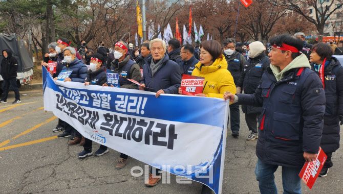 민주노총 공공운수노조가 10일 오후 서울 영등포구 여의도 산업은행 2개차로에서 결의대회를 진행하고 민주당 당사쪽으로 행진하고 있다.(사진=이용성 기자