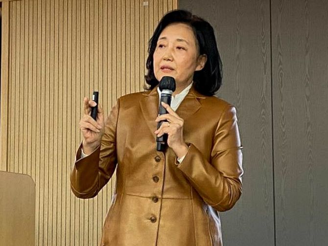 박영선 전 중소벤처기업부 장관이 지난달 17일 서울 서강대학교에서 ‘디지털 대전환의 오늘과 내일’을 주제로 마스터 콜로키움 특강을 하고 있다.(사진=박영선 전 장관 제공)