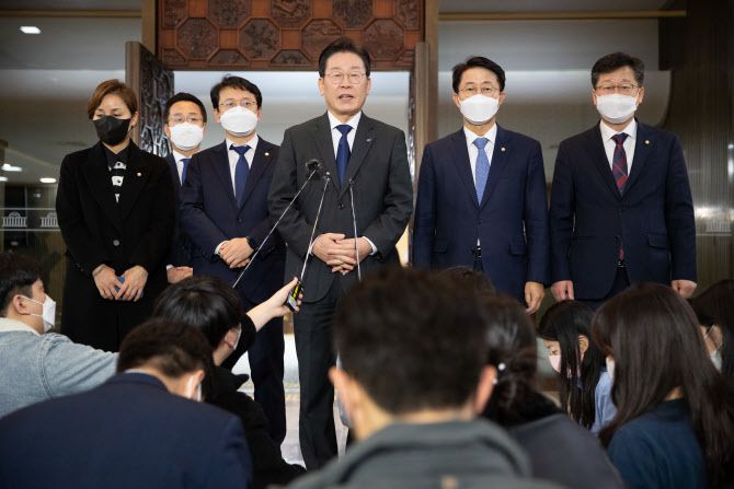 이재명 더불어민주당 대표가 지난 9일 오후 서울 여의도 국회에서 의원총회를 마친 후 취재진에게 정진상 대표실 정무조정실장 구속기소 관련 입장을 말하고 있다.(사진=뉴스1)