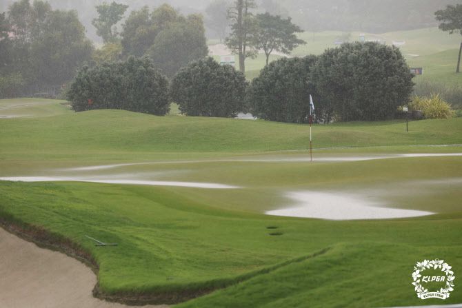 KLPGA 투어 2023시즌 개막전으로 열린 하나금융그룹 싱가포르 여자오픈이 열리는 싱가포르 타나메라 컨트리클럽에 폭우가 쏟아지고 있다. (사진=KLPGA)