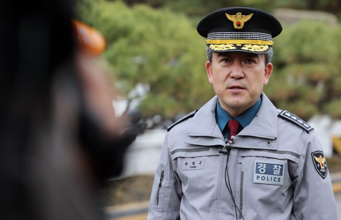 윤희근 경찰청장이 지난달 29일 성신양회 단양공장을 방문해 화물연대 총파업 상황을 점검하고 있다.(사진=연합)