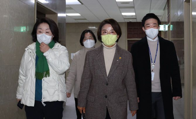 이은주(왼쪽 두 번째) 정의당 원내대표와 심상정(왼쪽) 정의당 의원이 21일 오전 주호영 국민의힘 원내대표와 면담하기 위해 국회 운영위원장실로 향하고 있다. (사진=연합뉴스)