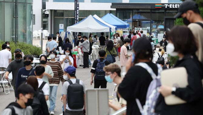 지난 9월 서울 소재 대학에서 동아리 박람회가 열린 가운데 참가 동아리 부스 앞으로 학생들이 지나고 있다. (사진=연합뉴스)