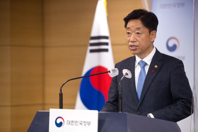 오태석 1차관이 20일 정부서울청사에서 열린‘사전브리핑’에서 발표하고 있다.(사진=과학기술정보통신부)