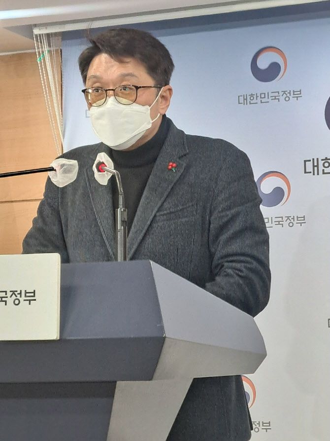 최우혁 전파정책국장이 23일 기자브리핑에서 LGU+, KT에 대해선 5G 28㎓ 할당 취소 처분을, SKT에 대해선 이용기간 단축을 확정했다고 발표하고 있다. 사진=이데일리 김현아 기자