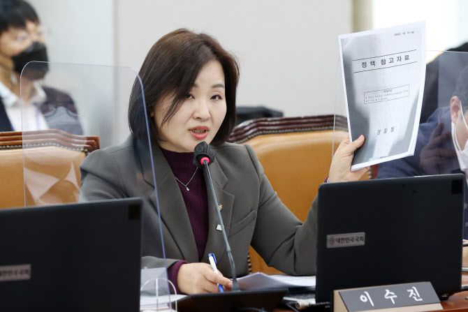 이수진 더불어민주당 의원이 지난 11월 8일 서울 여의도 국회에서 열린 운영위원회의 대통령비서실·국가안보실·대통령 경호처에 대한 국정감사에서 김대기 대통령 비서실장에게 경찰청의 정책 참고자료에 대한 질의를 하고 있다.(사진=뉴스1)