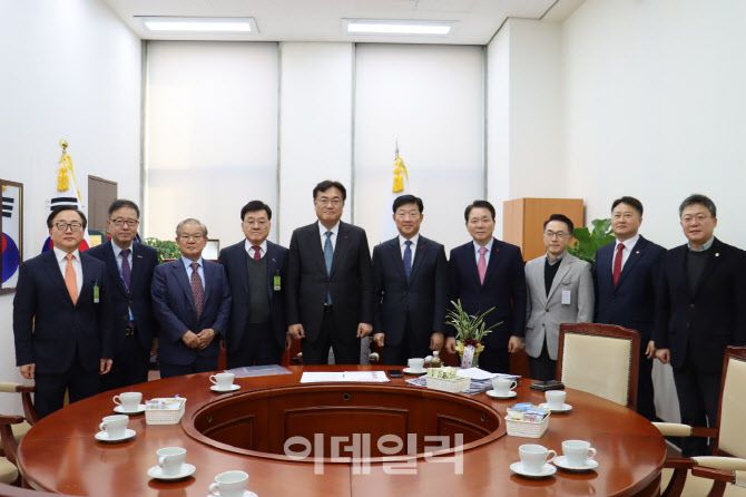 정만기(왼쪽 네번째) 한국무역협회 부회장과 경제단체 부회장들이 26일 정진석(왼쪽 다섯번째)국민의힘 비상대책위원장을 만나 안전운임제의 일몰 필요성에 대한 경제계의 입장을 전달했다. (사진=한국무역협회)