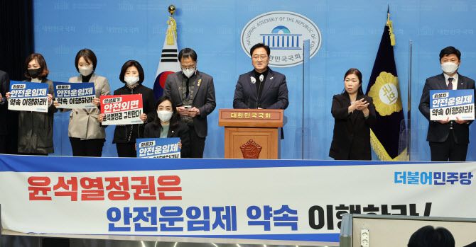 더불어민주당 우원식 의원이 27일 오후 서울 여의도 국회 소통관에서 열린 화물연대 안전운임제 관련 을지로위원회-국토교통위원회 공동 기자회견에서 발언하고 있다. (사진= 연합뉴스)