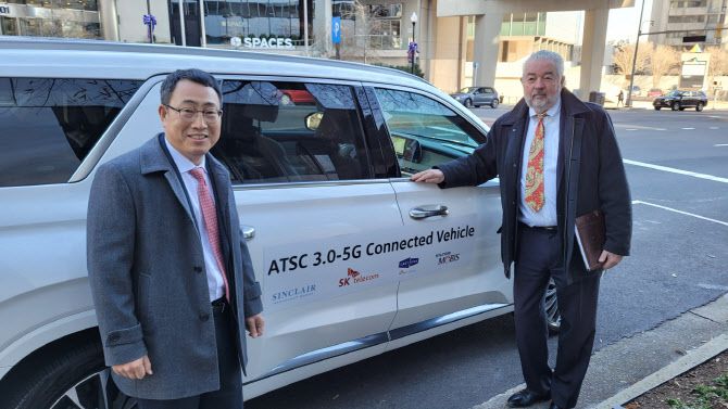 유영상 SKT 대표(왼쪽)와 데이비드 스미스 싱클레어 회장(오른쪽)이 ATSC 3.0 규격의 실시간 서비스 시연을 지켜보고 있다. SK텔레콤 제공.