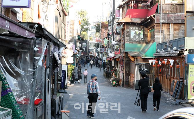 핼로윈을 앞두고 이태원 일대에 대형 압사 참사가 발생한 지난 10월 30일 서울 용산구 이태원 일대에서 경찰병력이 현장을 통제하고 있다. (사진=이데일리 방인권 기자)