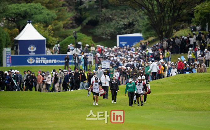 제22회 하이트진로 챔피언십 최종 라운드에서 박성현,배소현,임희정의 갤러리들이 이동하고 있다.(이데일리 골프in 조원범 기자)