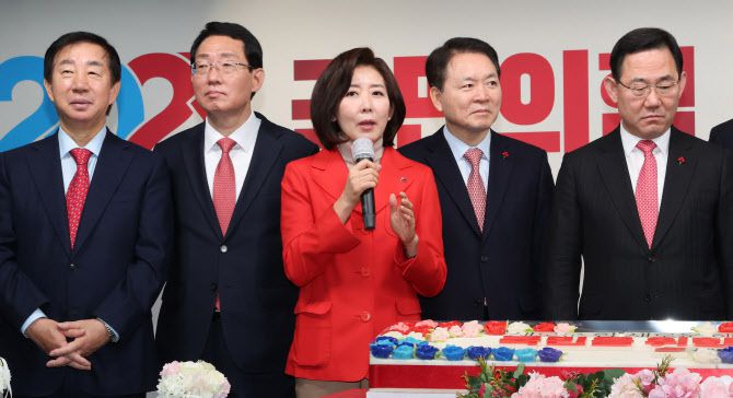 나경원(가운데) 저출산고령사회위원회 부위원장이 1일 오전 서울 여의도 중앙당사에서 열린 2023 국민의힘 신년인사회에서 인사말을 하고 있다. (사진=뉴스1)